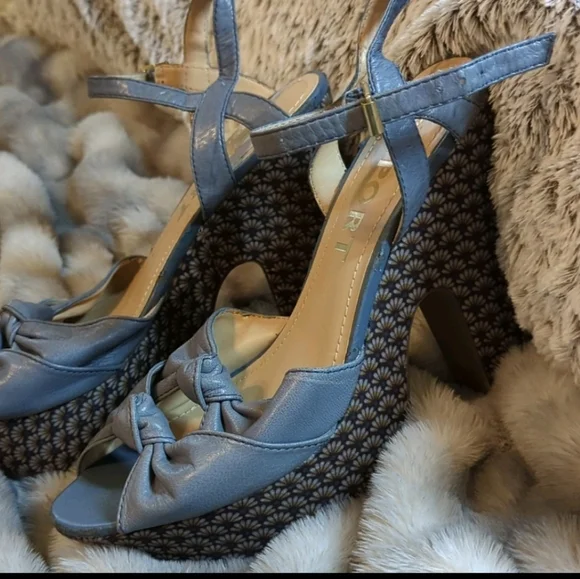 Cutest sunflower heels Report Shoes 💕 - Picture 3 of 9